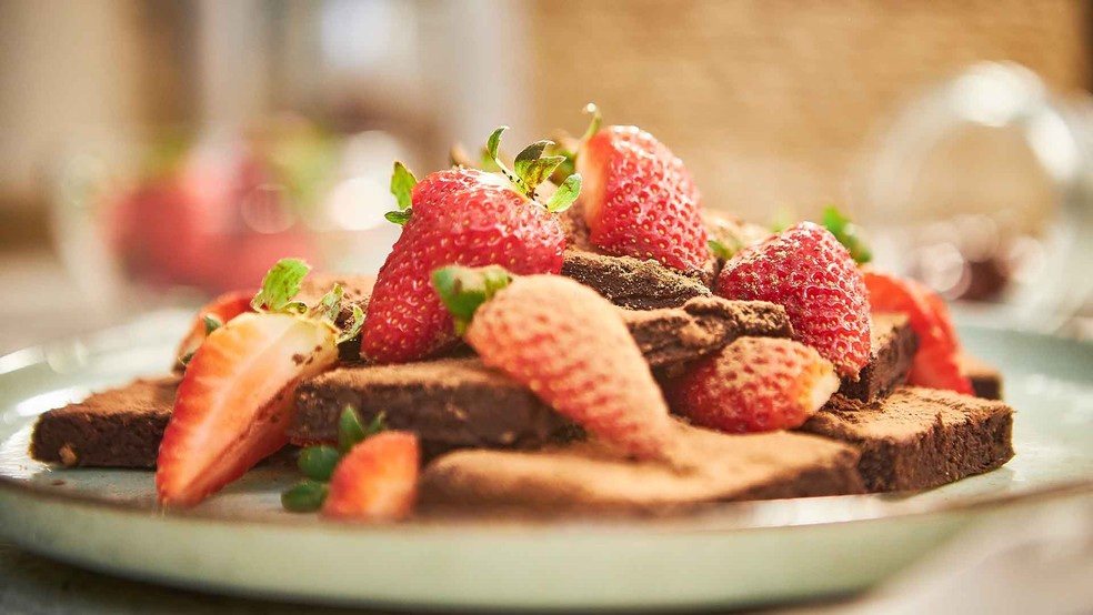 Brownie simples de cacau com morango — Foto: Divulgação/Rodolfo Goud