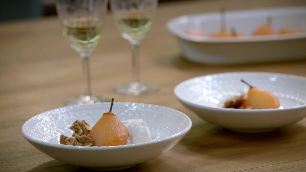 Peras confitadas com mascarpone e crumble de açúcar mascavo