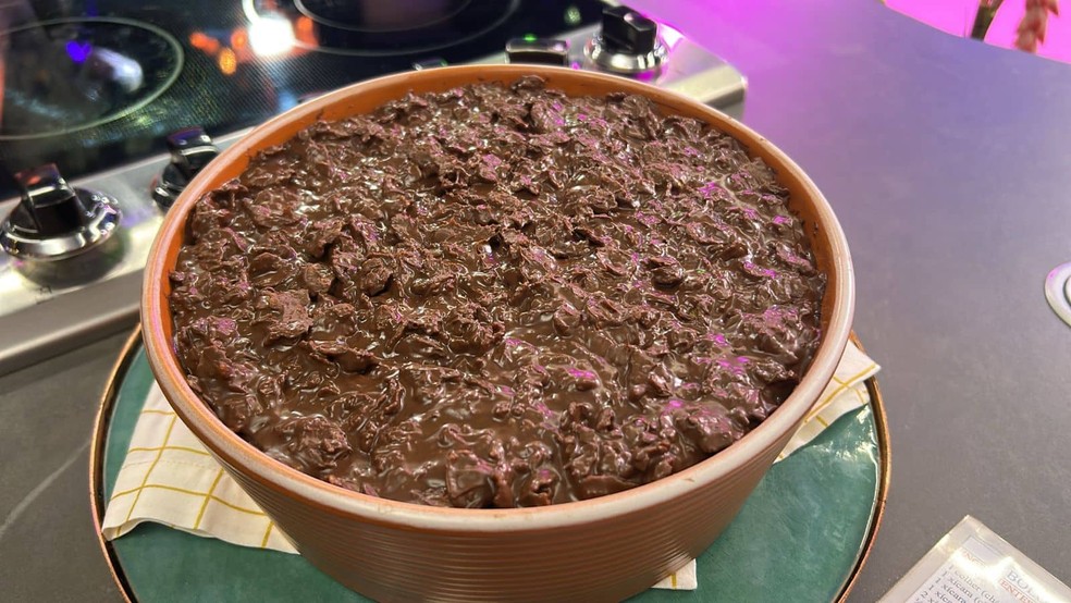 Crunch cake com ganache pronto — Foto: Daniela Meira/Globo