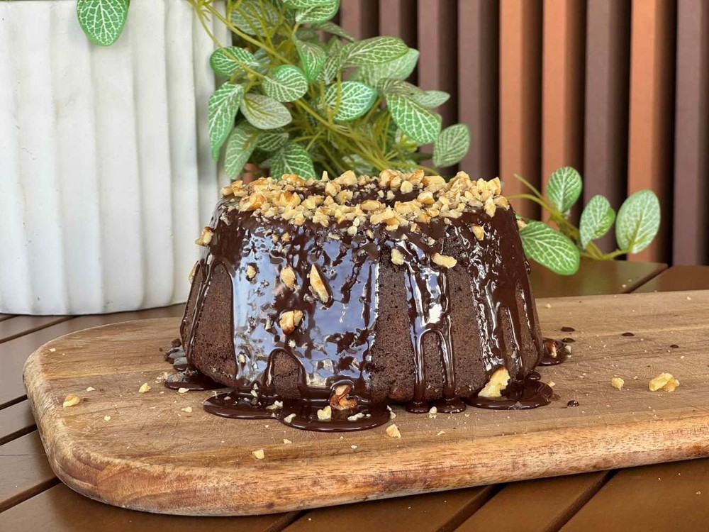 Bolo de banana com chocolate e calda de creme de avelã