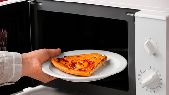 Como requentar pizza amanhecida na  air fryer, micro-ondas, frigideira e forno