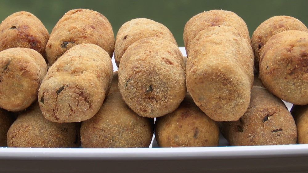 Bolinho de pinhão com pernil suíno