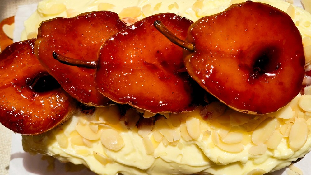 Bolo de mel com peras caramelizadas da Bruna Ester