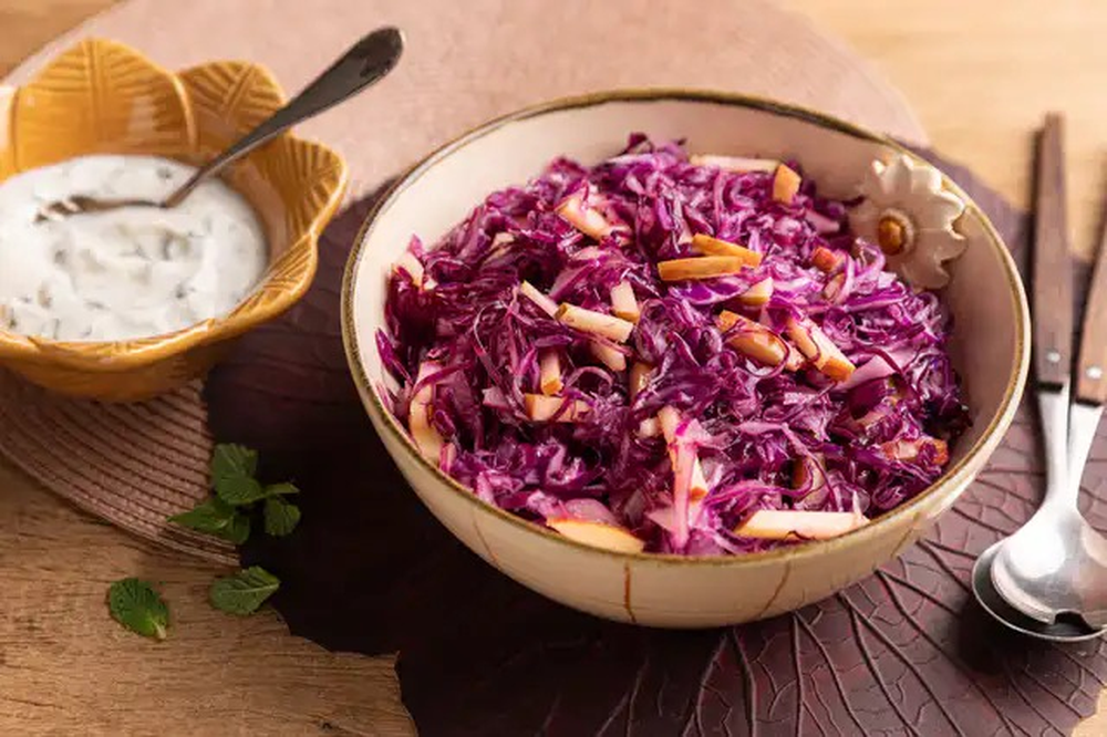 Salada de repolho-roxo, maçã e molho de iogurte