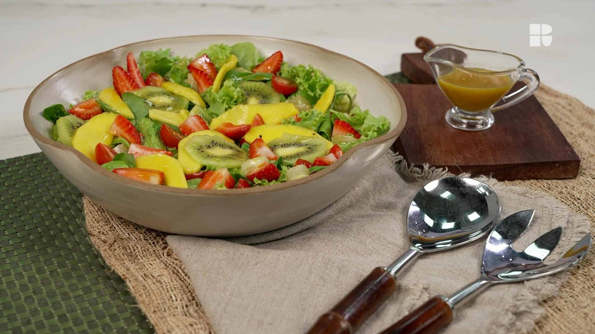 Mistura de salada saudável e dietética com molho de frutas