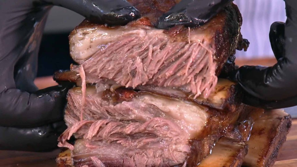 Costela de boi desfiada com purê de mandioca na brasa