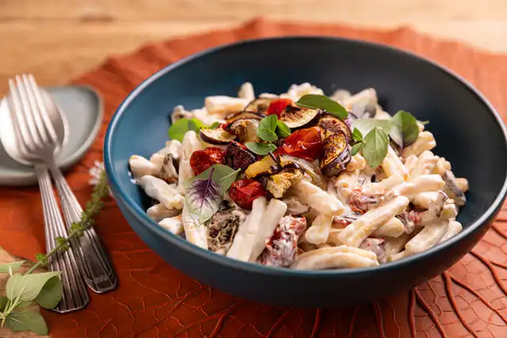 Macarrão com berinjela, tomate e nata