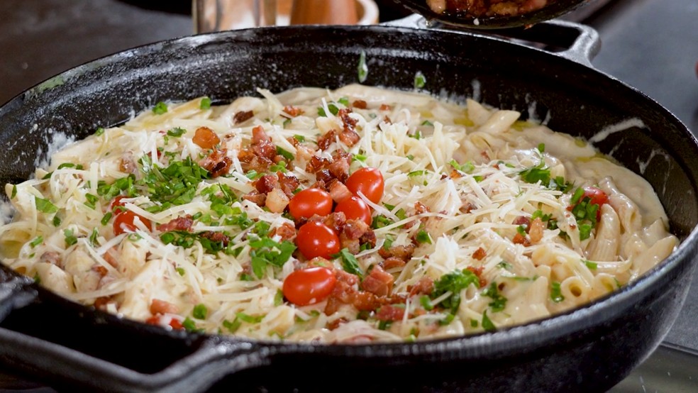 Macarr&atilde;o com creme de batatas servido