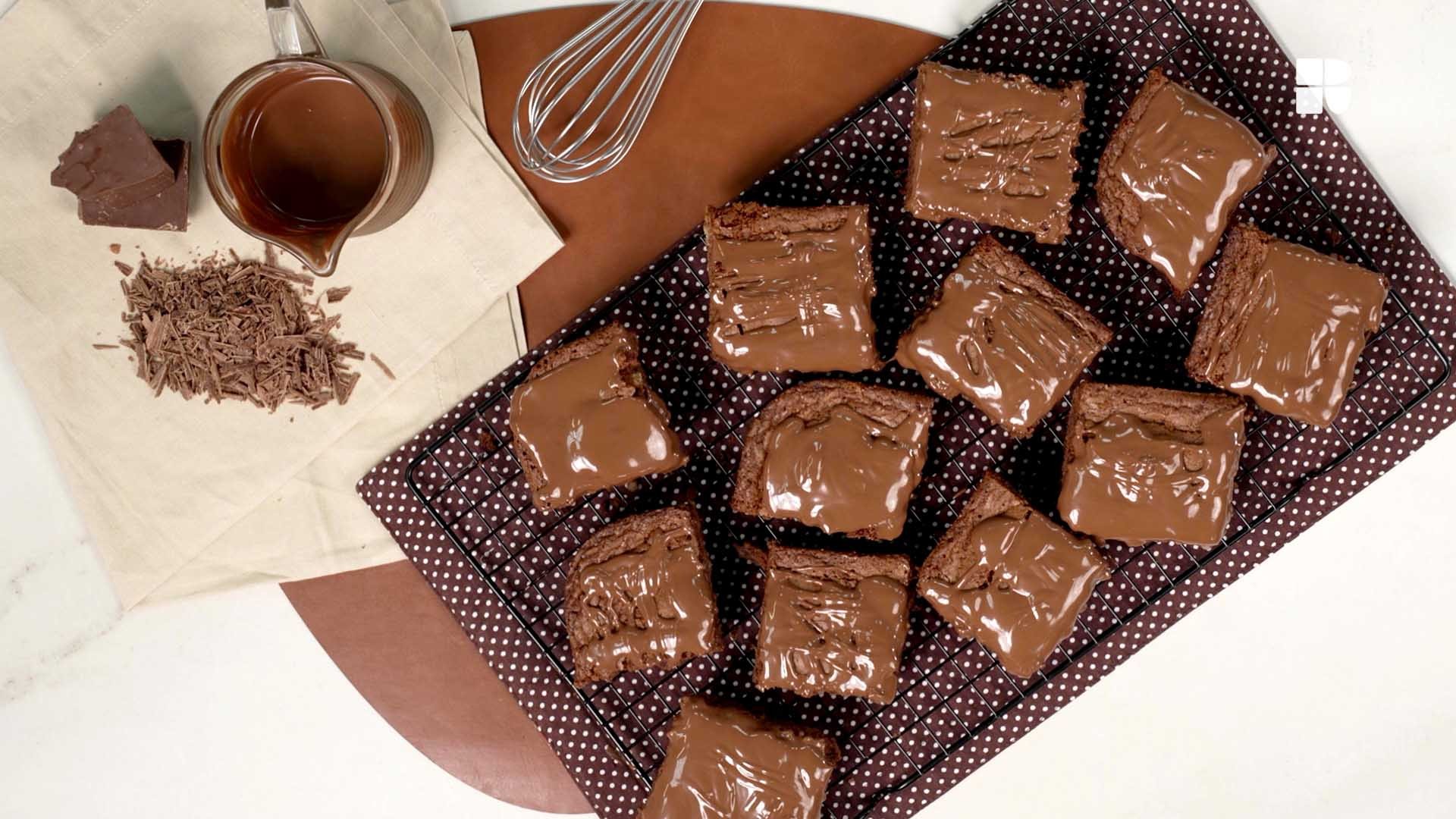 Brownie com calda de chocolate