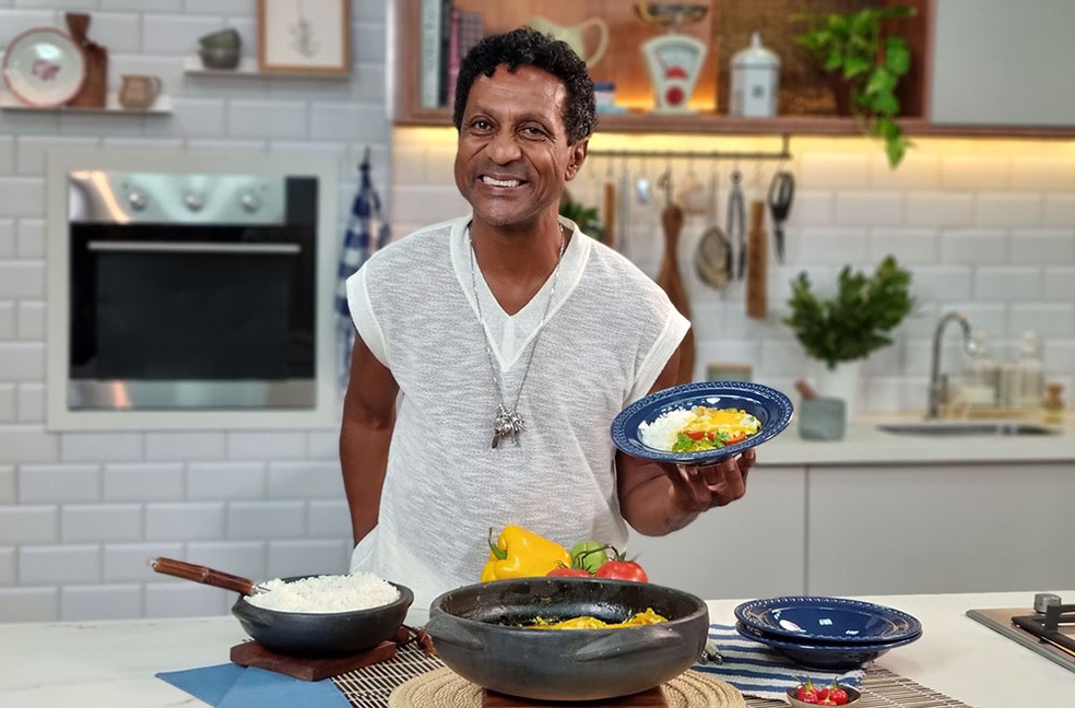 Luis Miranda prepara moqueca de ovo de forma rápida e simples para você abrilhantar o seu almoço — Foto: Sonia Schneiders/Globo