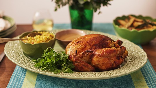 Frango Assado com Recheio de Farofa de Abacaxi