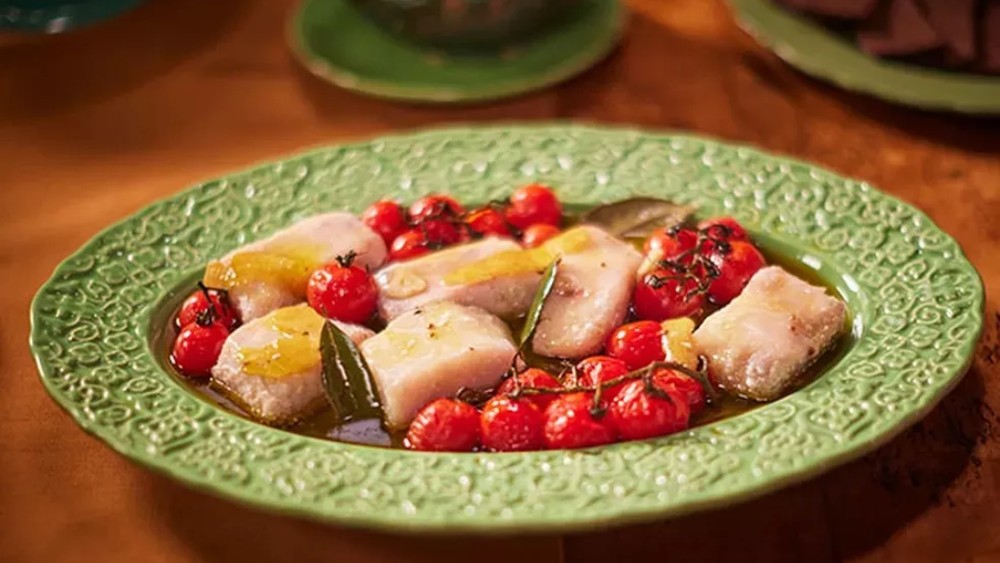 Aprenda a fazer um peixe confitado no azeite para um jantar delicioso