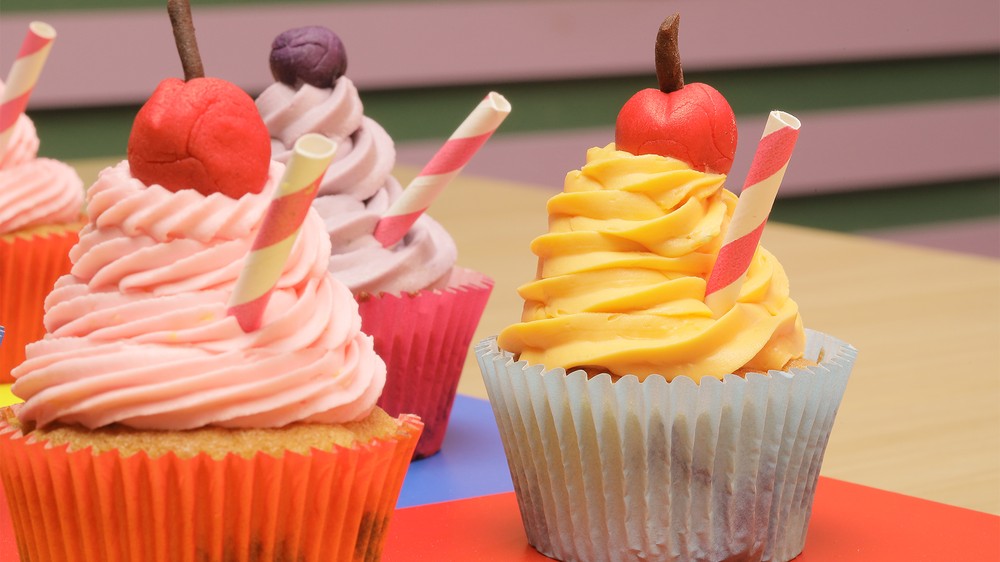 Cupcake pop art: baunilha com mirtilo e ganache de limão-siciliano