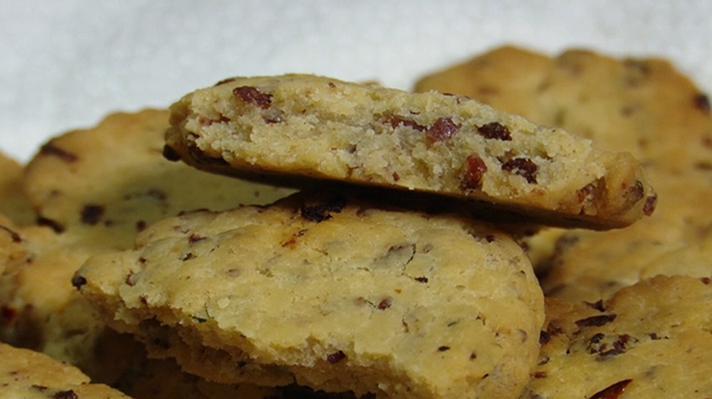Biscoito salgado com calabresa