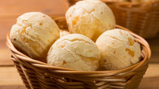 Pão de queijo recém-assado, crocante por fora e macio por dentro.