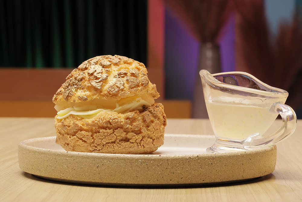 Choux cream com creme de nata e compota de pera