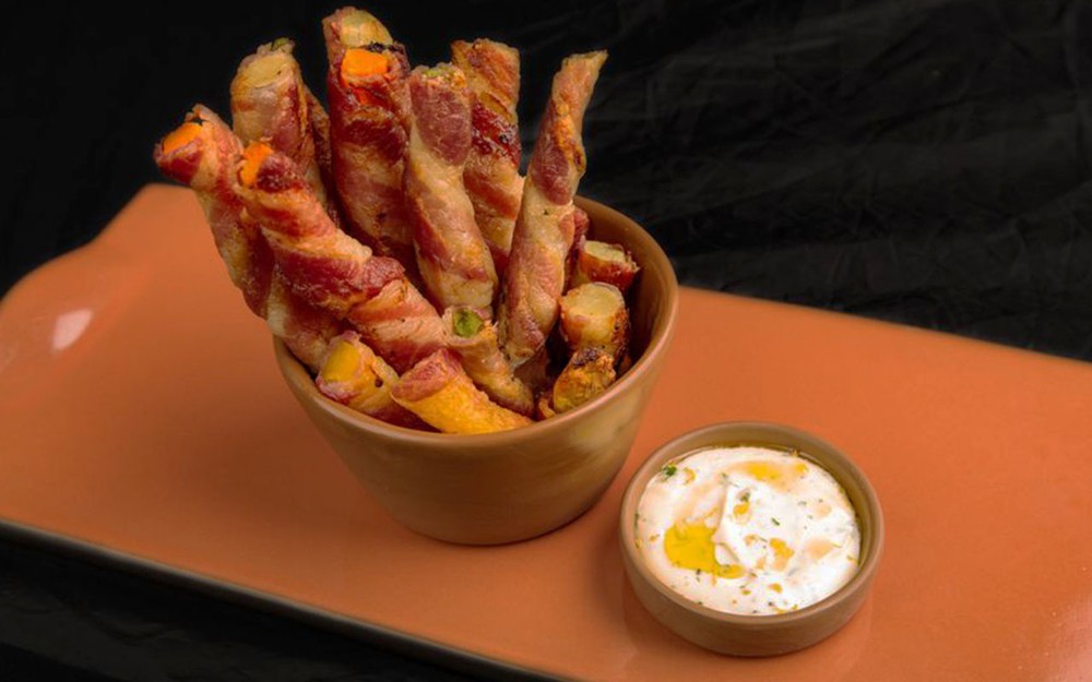 Crocante de bacon com vegetais e coalhada seca temperada