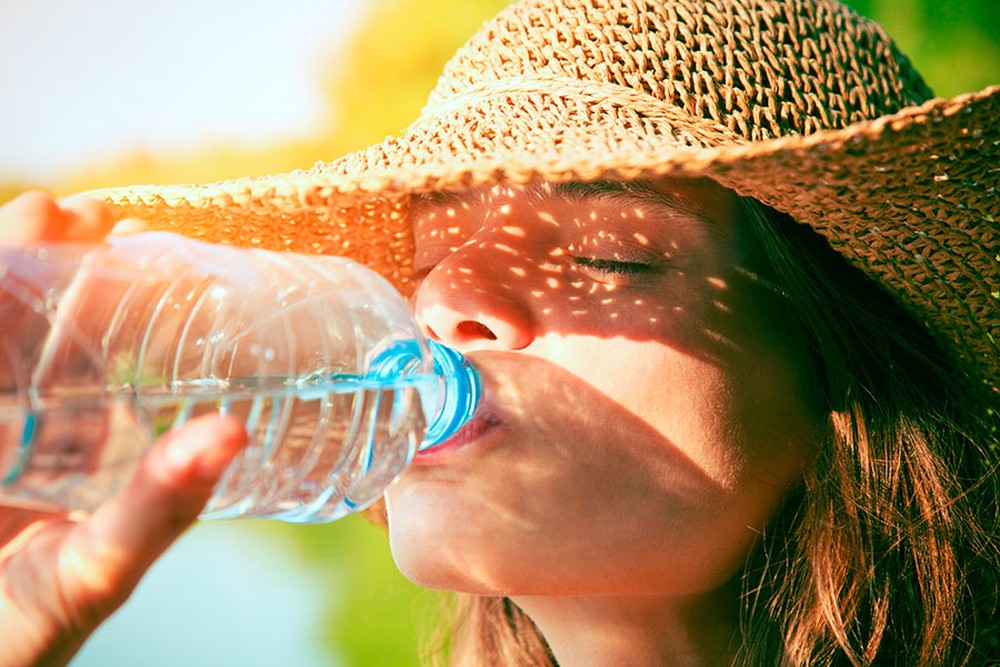Como se manter hidratado no verão? Nutricionista ensina
