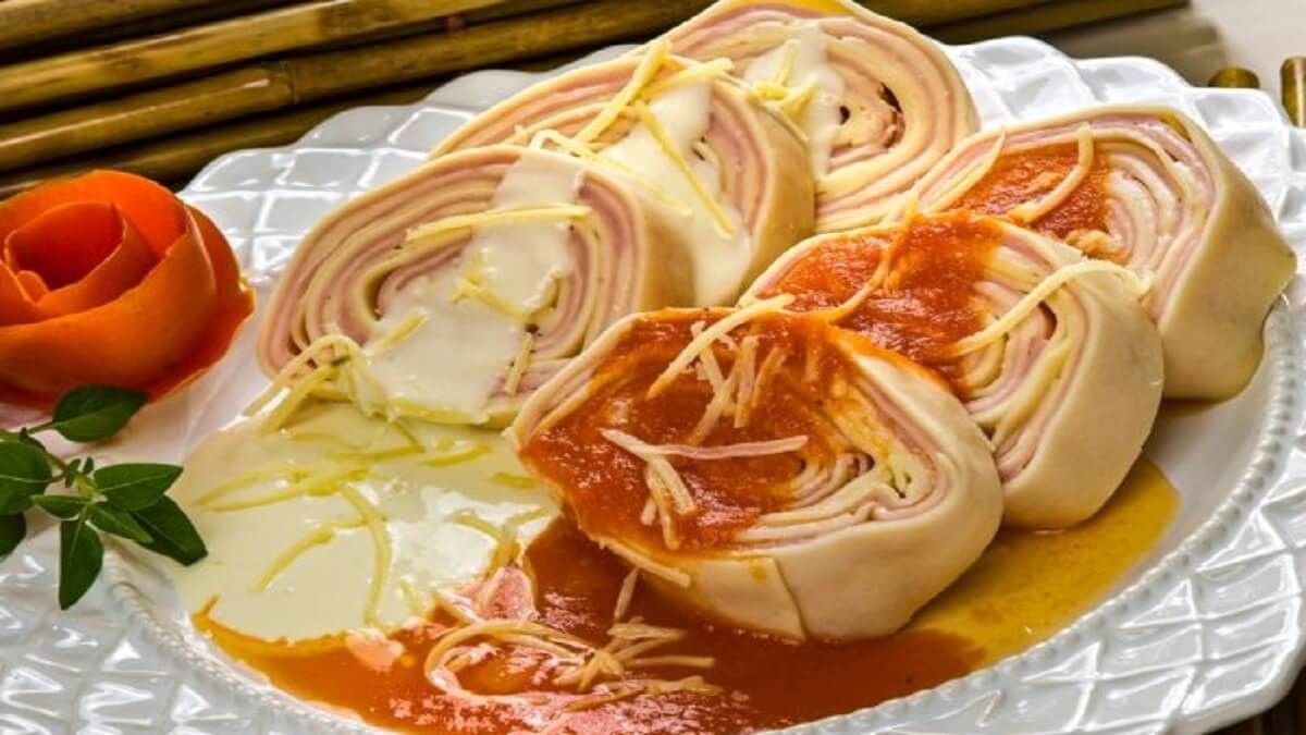 Rondelli caseiro de queijos e presunto com molho branco | Salgados ...