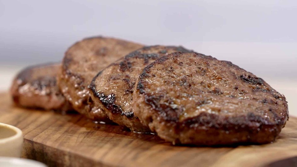 Hambúrguer caseiro grelhado — Foto: Receitas
