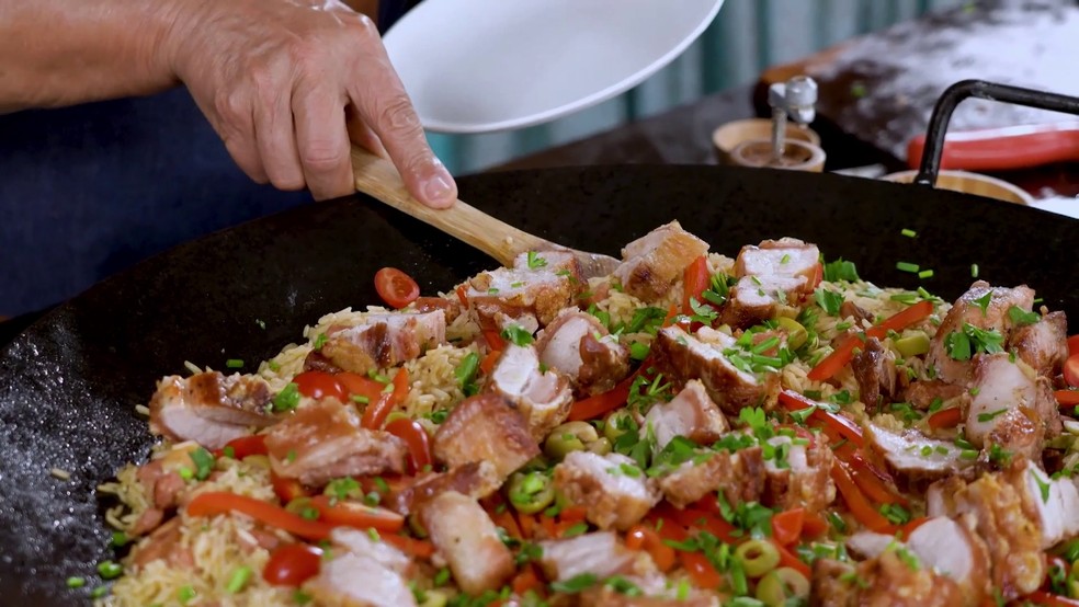 Arroz com torresmo — Foto: Reprodução/Churrasqueadas TV Rio Sul