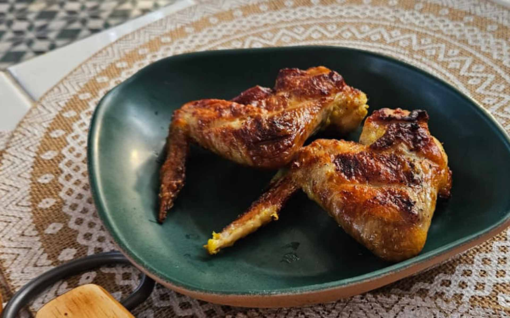 Asa de frango com tempero especial e cebola assada