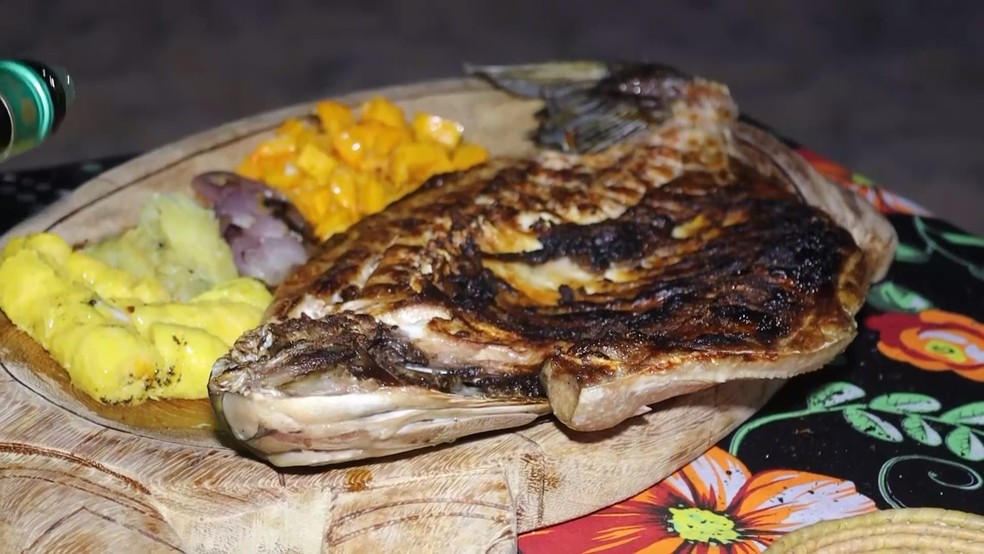 Tambaqui assado com legumes servido com farinha d'água e vinagrete