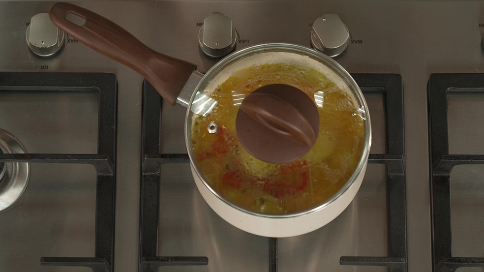 Mantenha a panela tampada e o fogo baixo ao esquentar comida no fogão — Foto: Receitas