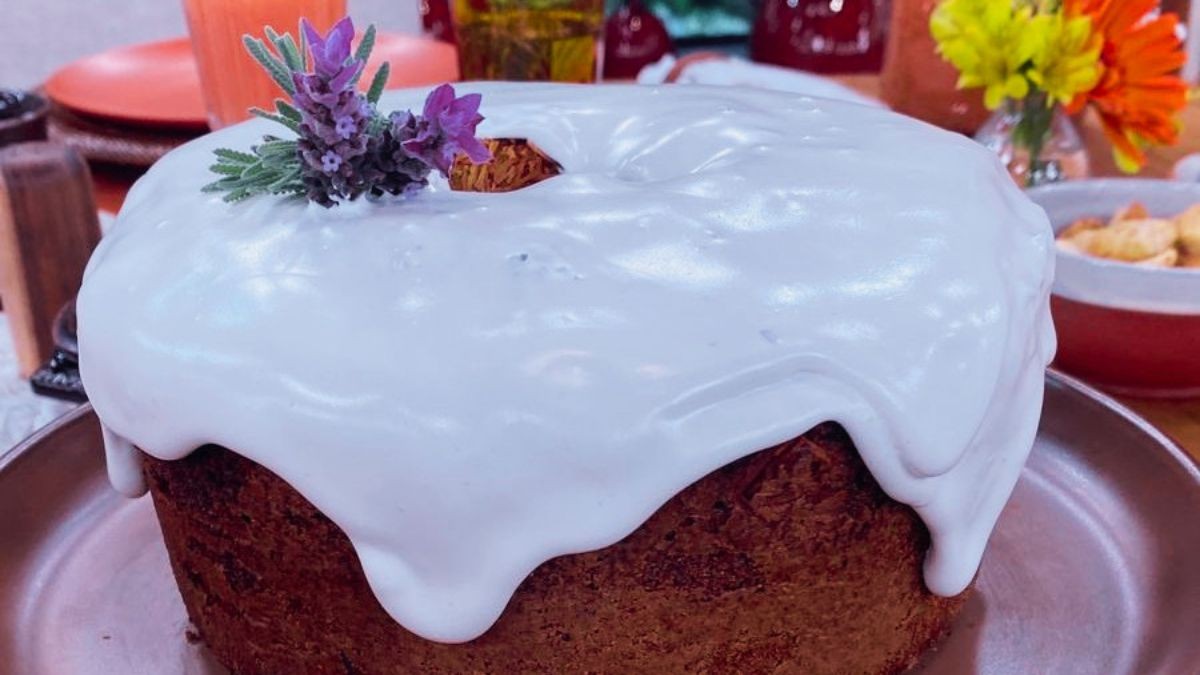 Bolo de fubá com cobertura de fondant | Receitas