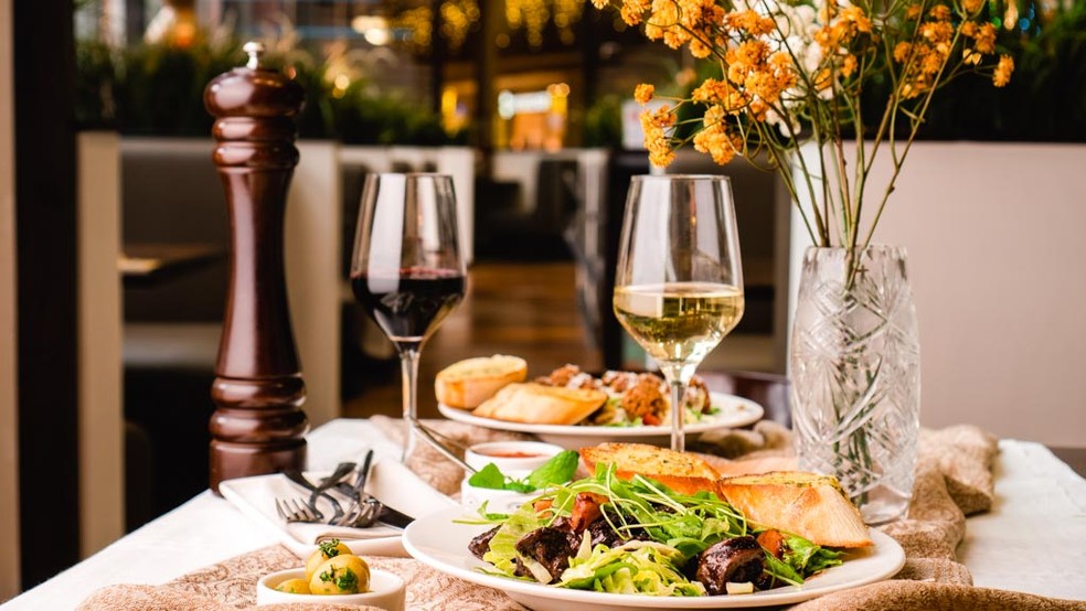 Use taças descomplicadas para servir o vinho — Foto: Reprodução/Unsplash