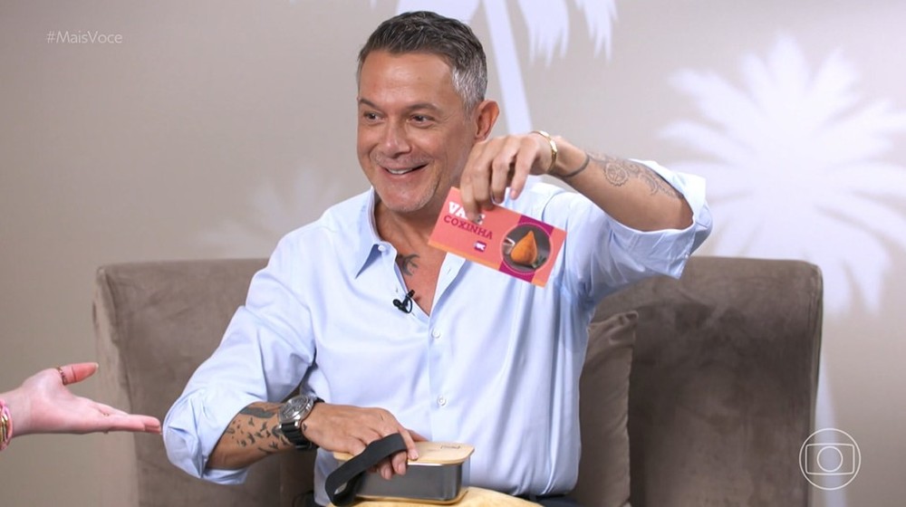 Alejandro Sanz ganha 'vale-coxinha' e coxinha de pelúcia de Ana Maria Braga