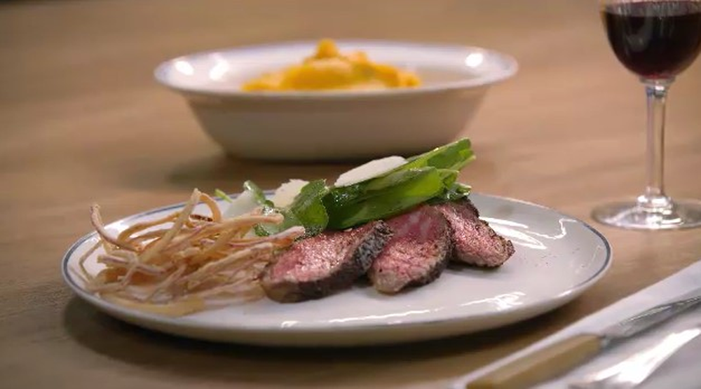 Tagliata de maminha com cebolas crocantes, salada de rúcula e queijo tulha