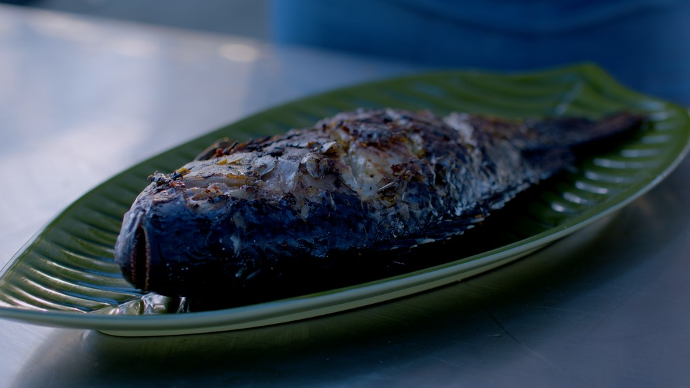 Aprenda uma deliciosa receita de vinagrete de caju, com tilápia na brasa