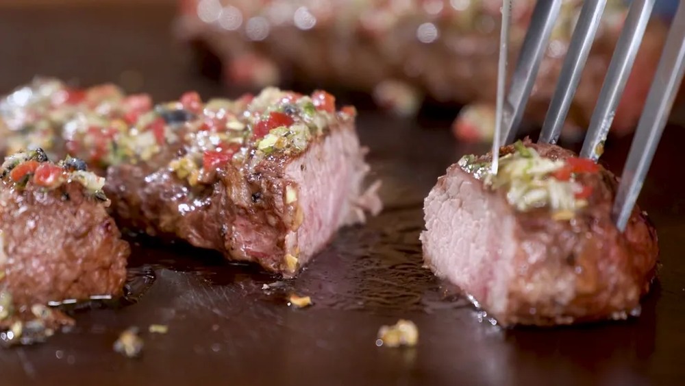 Aprenda a fazer 'Bife de tiras com creme de alho'