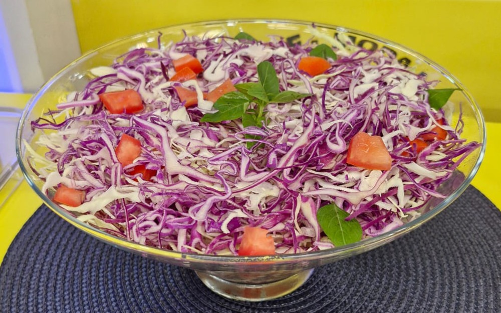Salada de repolho com tomate picado