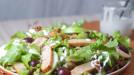 Salada Waldorf com NotChicken Para Grelhar: um prato delicioso com frango que só tem vegetais