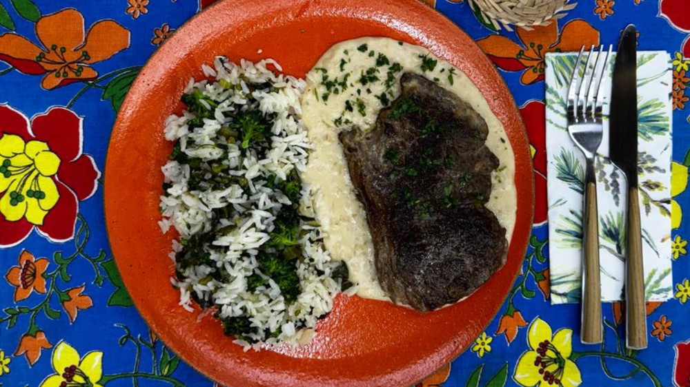 Bife de alcatra com creme de queijo e arroz de brócolis