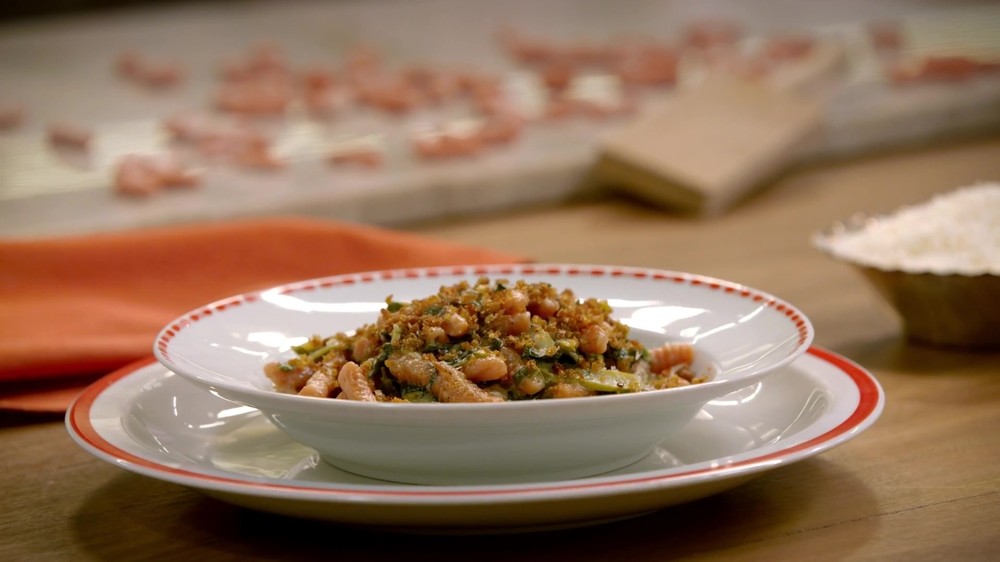 Garganelli de cenoura com molho de espinafre, mascarpone, endro e pangritata