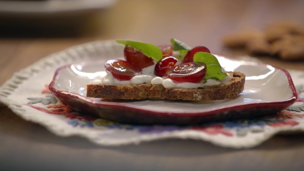 Crostini de ajo blanco com uvas