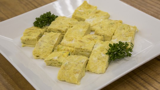Omelete japonesa: tamagoyaki - Um tipo de guarnição ou sushi sem peixe.