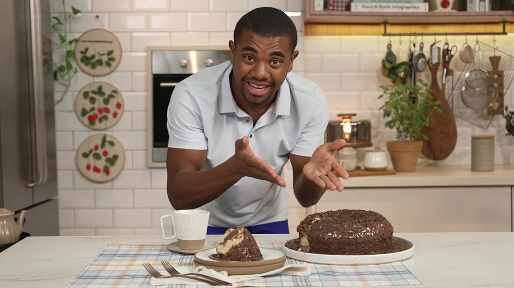Bolo mesclado com cobertura de brigadeiro do Davi, do BBB 24