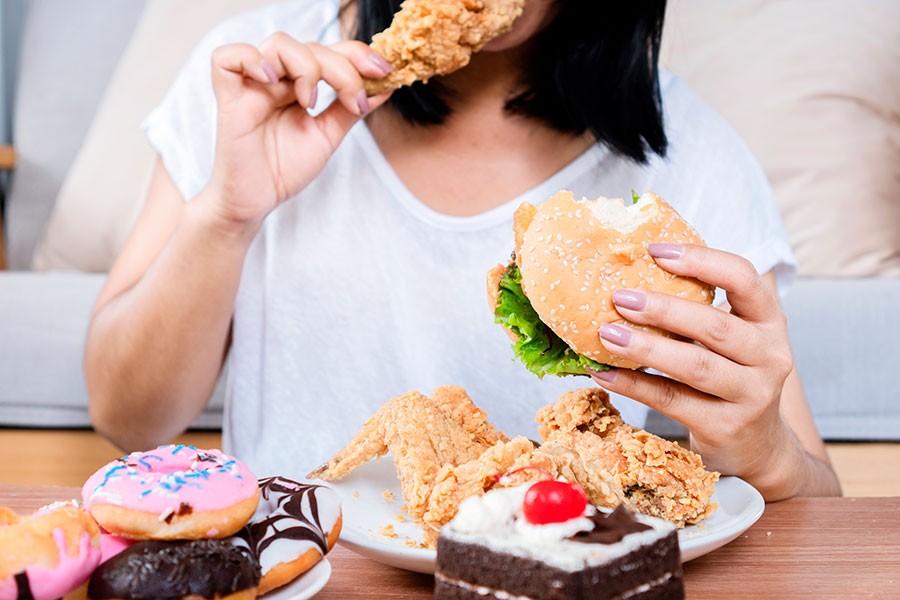 Faz mal comer demais? Entenda os riscos de exagerar na comida | Receitas