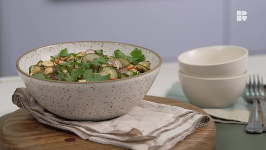 Salada Thai de Pepino, rápida e deliciosa para dias quentes.