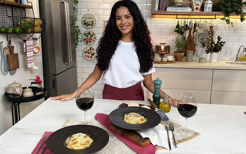 Bella Campos ensina receita de macarrão à carbonara perfeita para date
