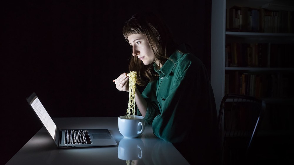 Jantar tarde aumenta risco de obesidade: veja dicas para regular o horário de comer