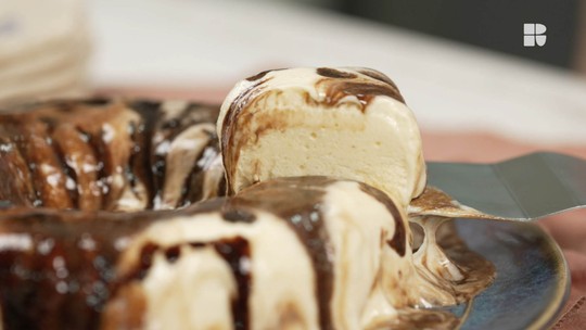 Pudim gelado com calda de caramelo, uma deliciosa sobremesa para aproveitar sua calda perfeita.