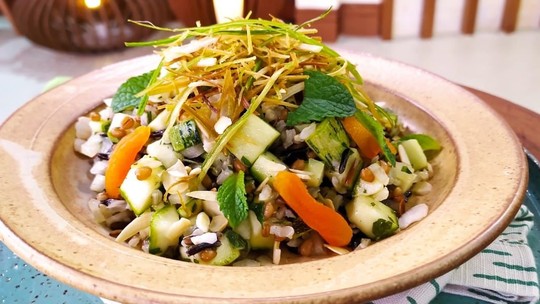 Salada de grãos com tirinhas de alho-poró