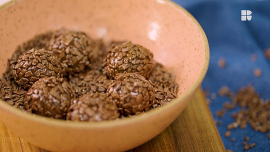 Brigadeiros gourmet cobertos com granulado, em forminhas.