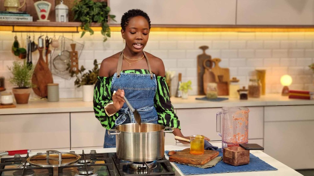 Clara Moneke reúne sabores da culinária africana ao preparar receita de família: molho still soup