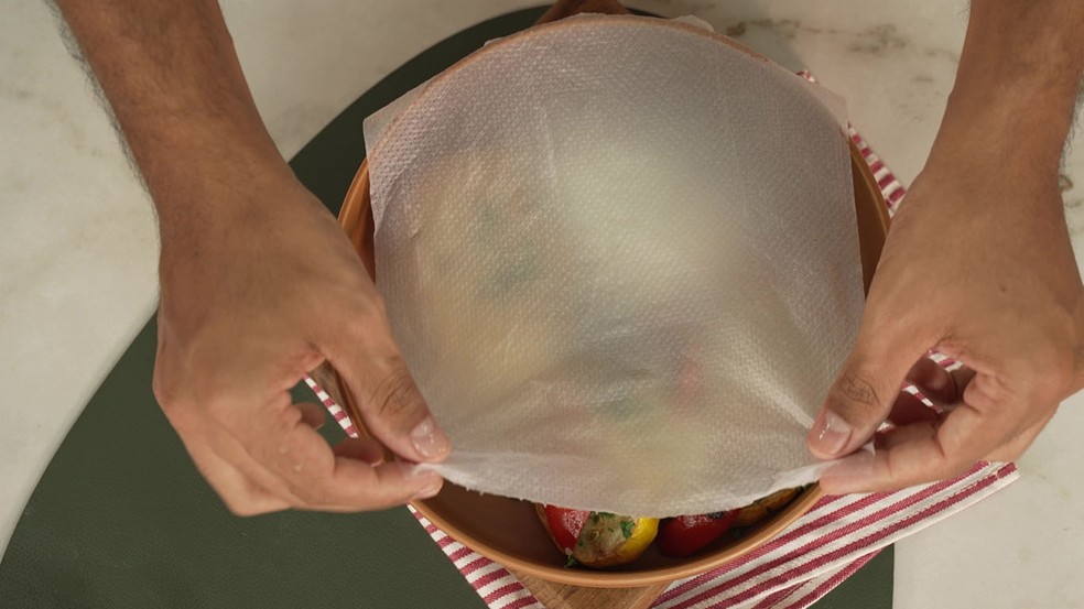 Papel-toalha ajuda a esquentar a comida no micro-ondas sem ressecar — Foto: Receitas